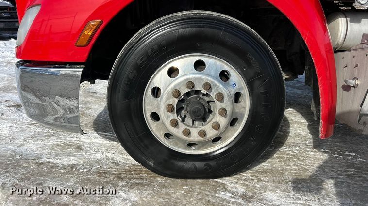 image for item ET6933 2015 Peterbilt 579 semi truck