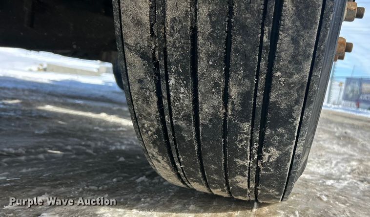 image for item ET6933 2015 Peterbilt 579 semi truck