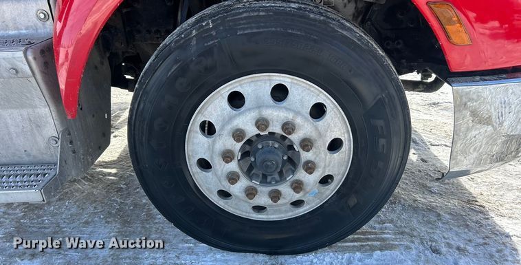 image for item ET6933 2015 Peterbilt 579 semi truck
