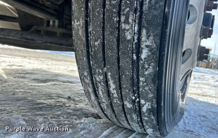 image for item ET6933 2015 Peterbilt 579 semi truck