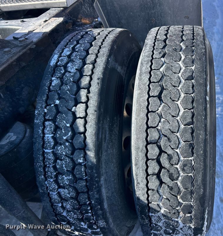 image for item ET6933 2015 Peterbilt 579 semi truck