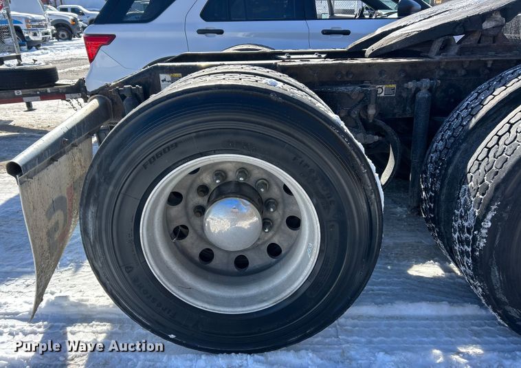 image for item ET6933 2015 Peterbilt 579 semi truck