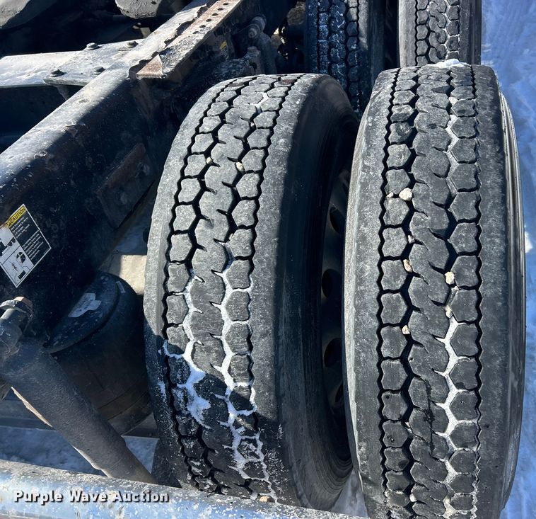 image for item ET6933 2015 Peterbilt 579 semi truck