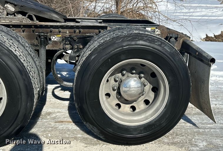 image for item ET6933 2015 Peterbilt 579 semi truck