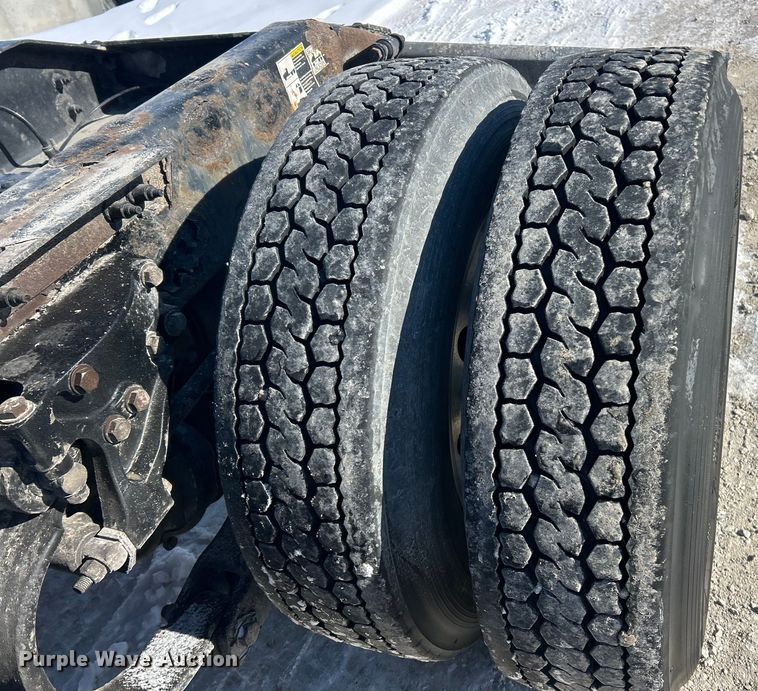 image for item ET6933 2015 Peterbilt 579 semi truck