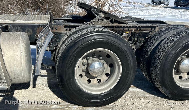 image for item ET6933 2015 Peterbilt 579 semi truck