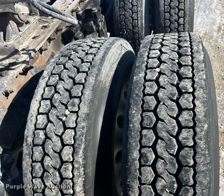 image for item ET6933 2015 Peterbilt 579 semi truck