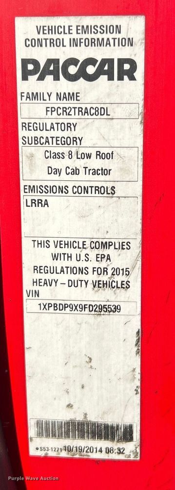 image for item ET6933 2015 Peterbilt 579 semi truck