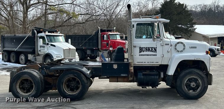 image for item ET6937 1987 Ford LT9000 semi truck