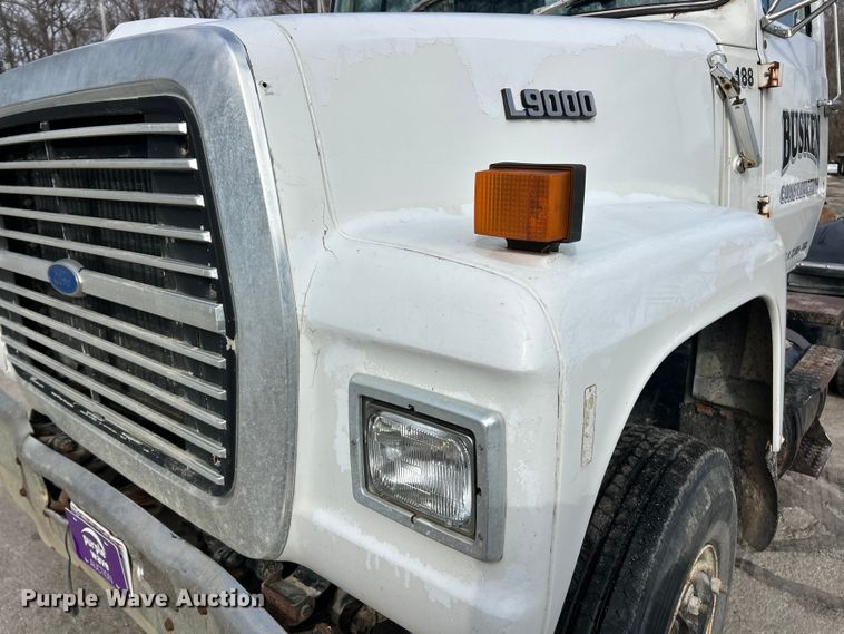 image for item ET6937 1987 Ford LT9000 semi truck