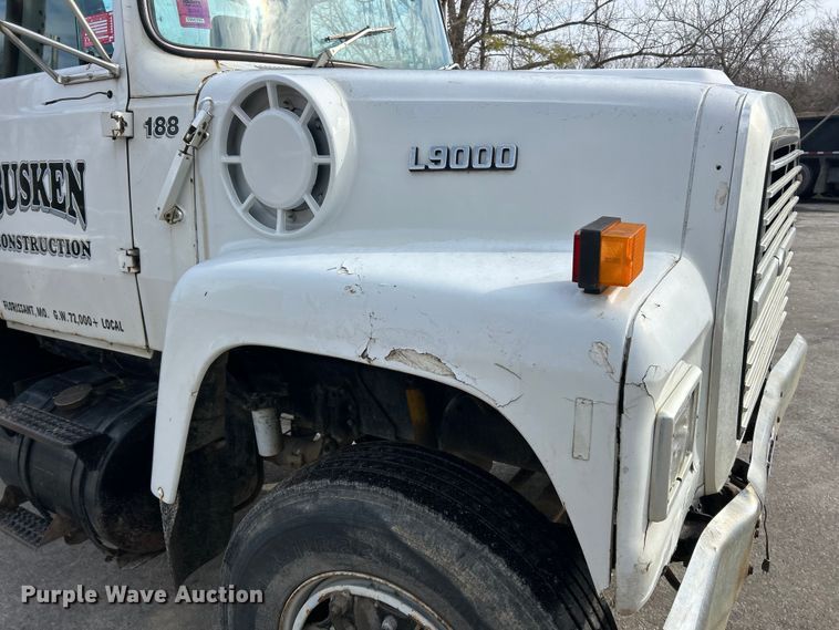 image for item ET6937 1987 Ford LT9000 semi truck