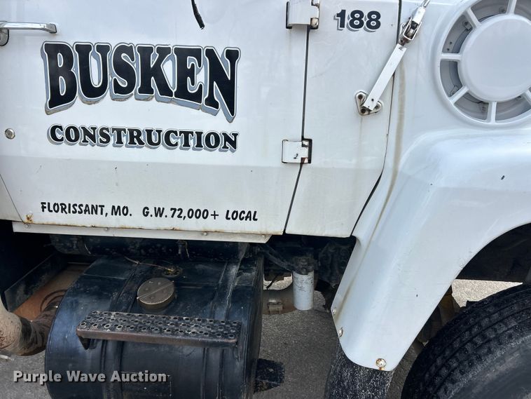 image for item ET6937 1987 Ford LT9000 semi truck