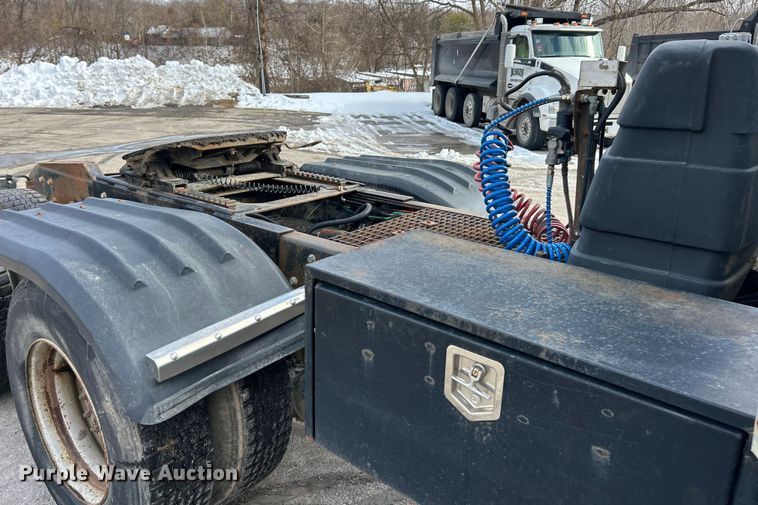 image for item ET6937 1987 Ford LT9000 semi truck