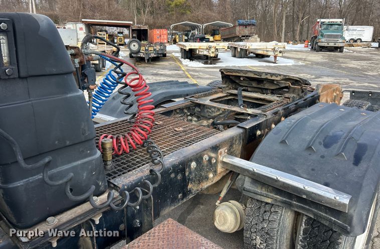 image for item ET6937 1987 Ford LT9000 semi truck