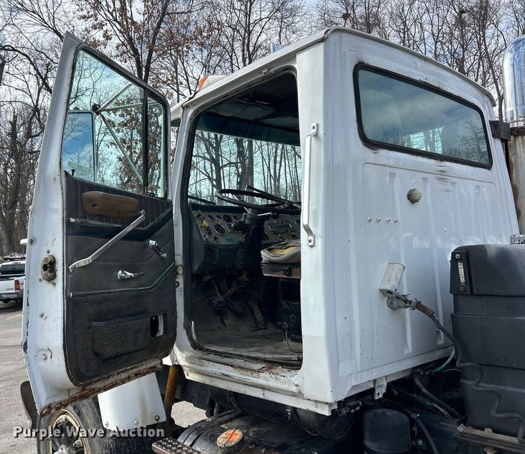 image for item ET6937 1987 Ford LT9000 semi truck