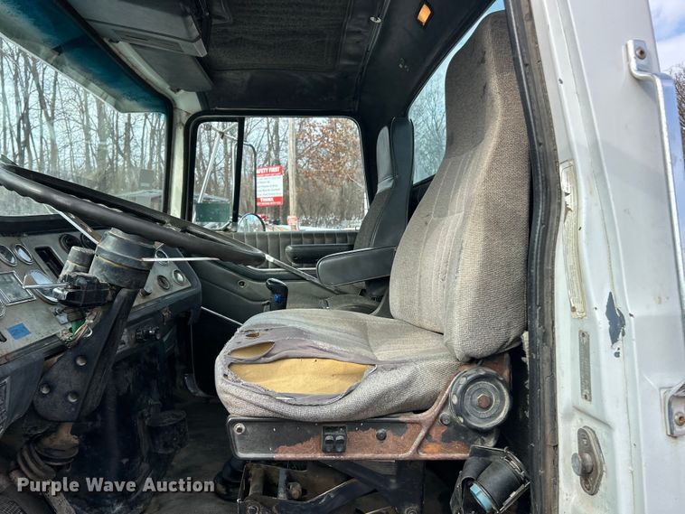 image for item ET6937 1987 Ford LT9000 semi truck