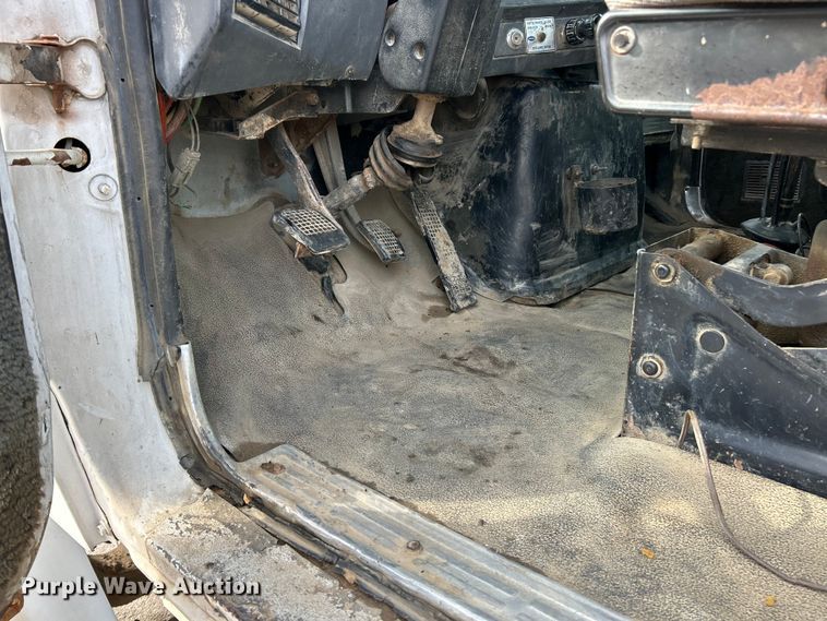 image for item ET6937 1987 Ford LT9000 semi truck