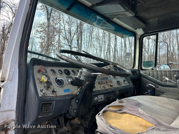 image for item ET6937 1987 Ford LT9000 semi truck