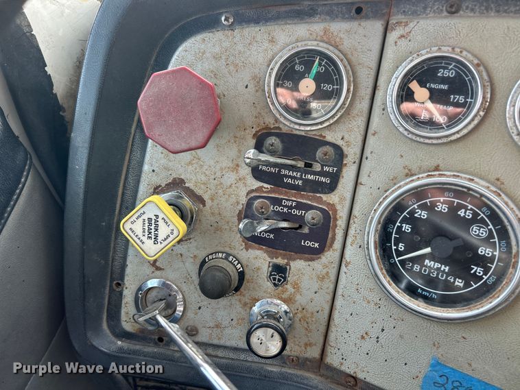 image for item ET6937 1987 Ford LT9000 semi truck