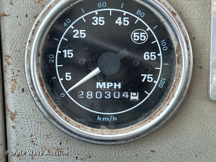 image for item ET6937 1987 Ford LT9000 semi truck