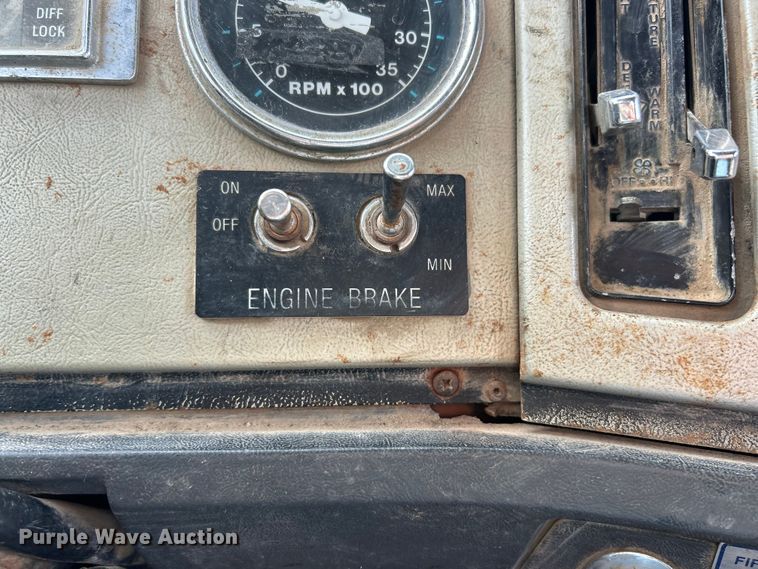 image for item ET6937 1987 Ford LT9000 semi truck