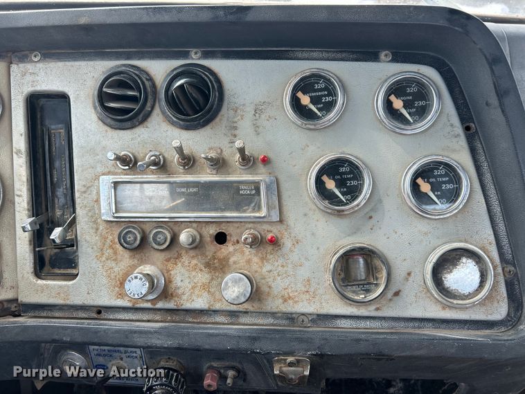 image for item ET6937 1987 Ford LT9000 semi truck