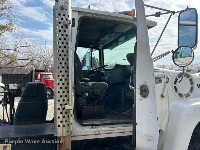 image for item ET6937 1987 Ford LT9000 semi truck