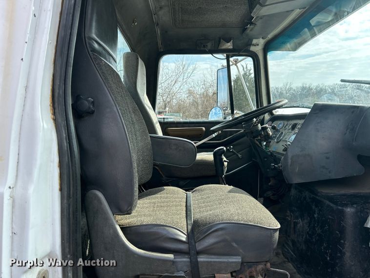 image for item ET6937 1987 Ford LT9000 semi truck