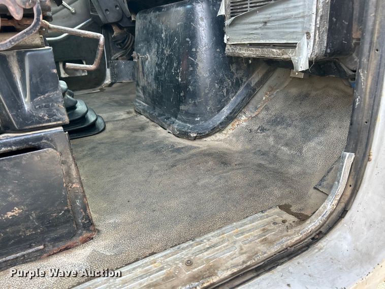 image for item ET6937 1987 Ford LT9000 semi truck