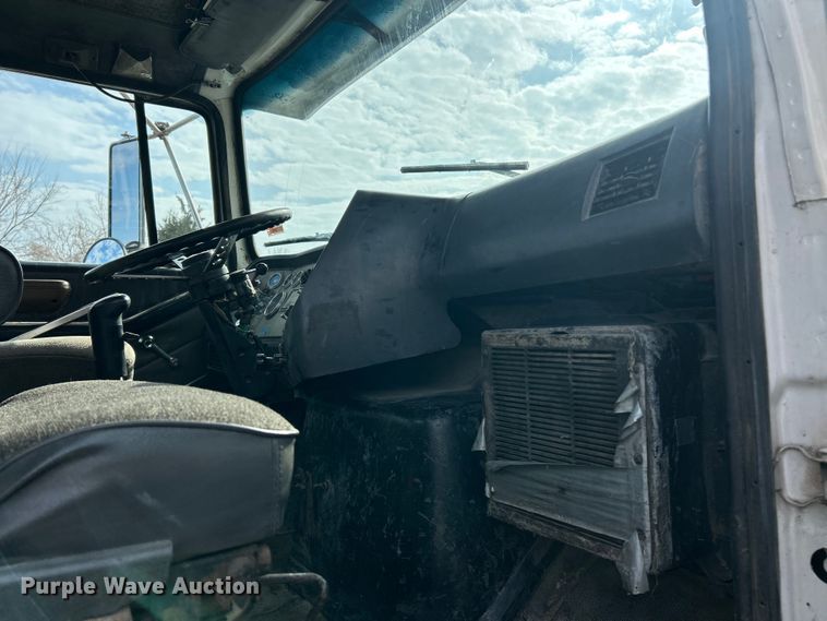 image for item ET6937 1987 Ford LT9000 semi truck