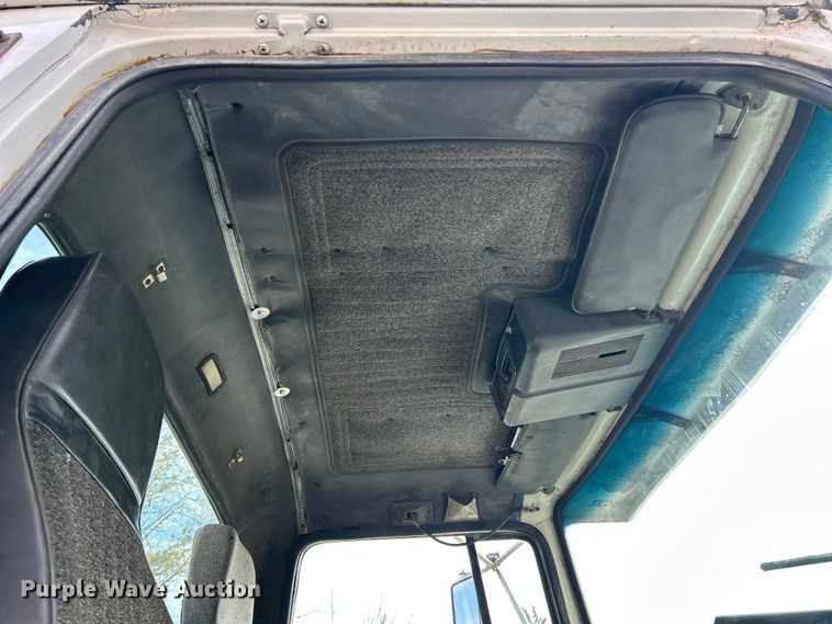 image for item ET6937 1987 Ford LT9000 semi truck