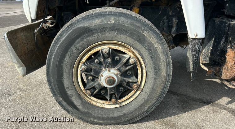 image for item ET6937 1987 Ford LT9000 semi truck