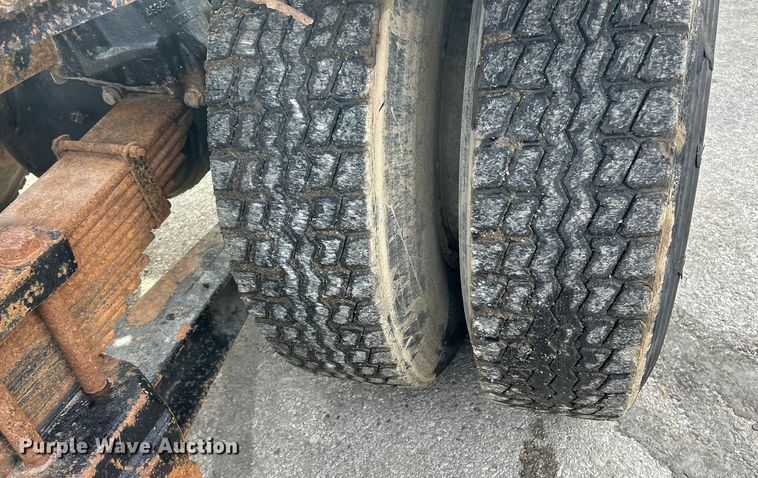 image for item ET6937 1987 Ford LT9000 semi truck