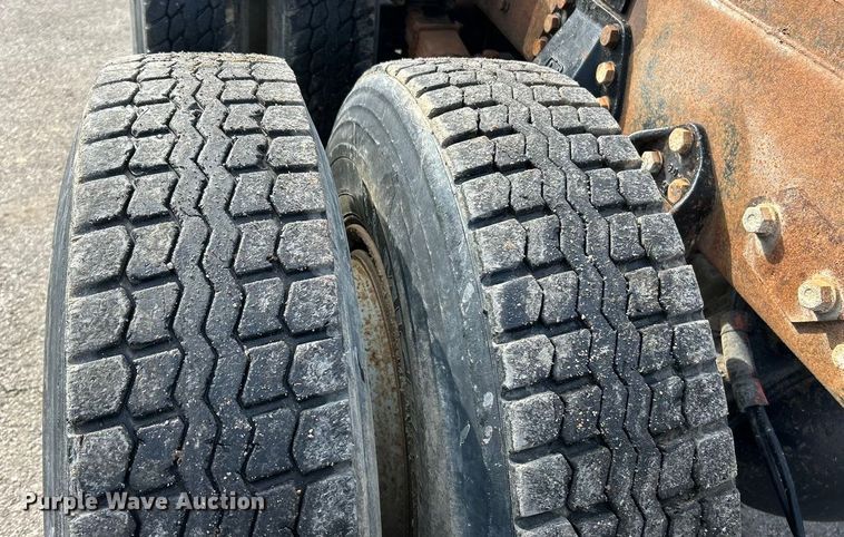 image for item ET6937 1987 Ford LT9000 semi truck