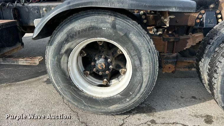 image for item ET6937 1987 Ford LT9000 semi truck