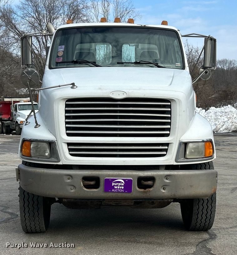 image for item ET6941 2000 Sterling L9500 semi truck