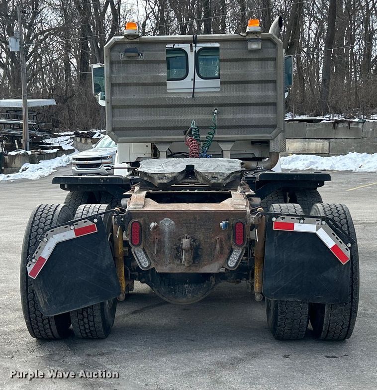 image for item ET6941 2000 Sterling L9500 semi truck