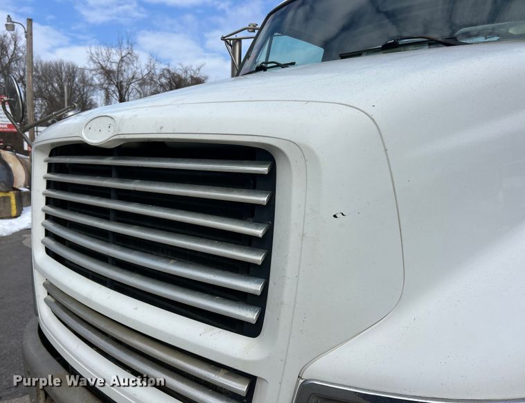 image for item ET6941 2000 Sterling L9500 semi truck