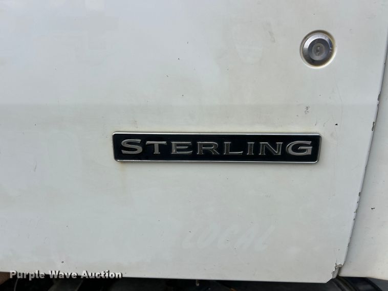 image for item ET6941 2000 Sterling L9500 semi truck