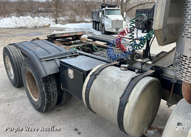 image for item ET6941 2000 Sterling L9500 semi truck