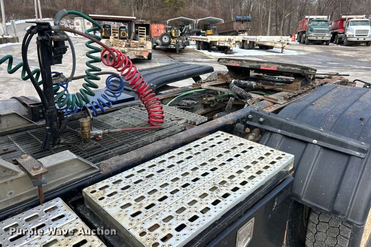 image for item ET6941 2000 Sterling L9500 semi truck