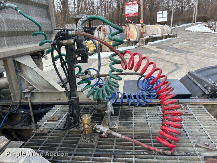 image for item ET6941 2000 Sterling L9500 semi truck