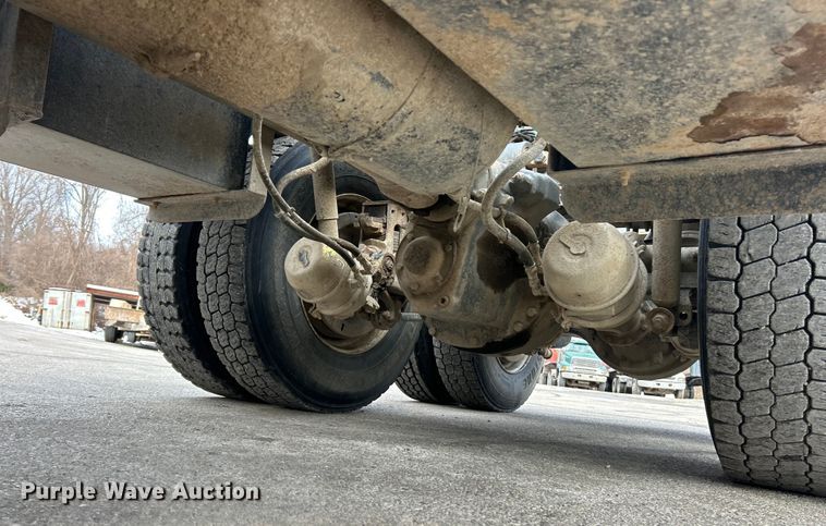 image for item ET6941 2000 Sterling L9500 semi truck