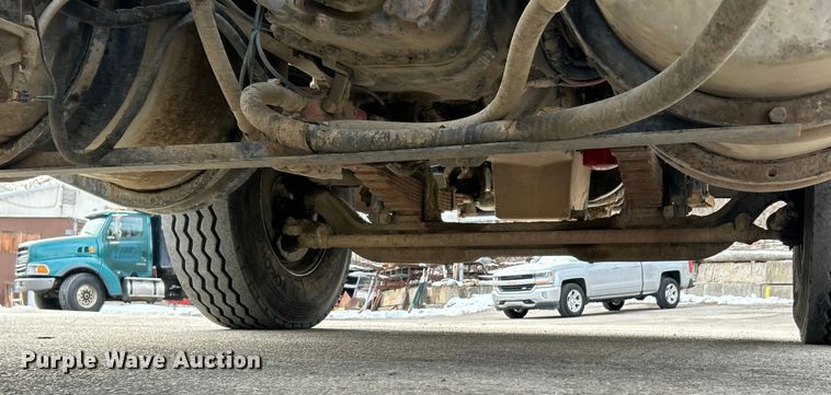 image for item ET6941 2000 Sterling L9500 semi truck