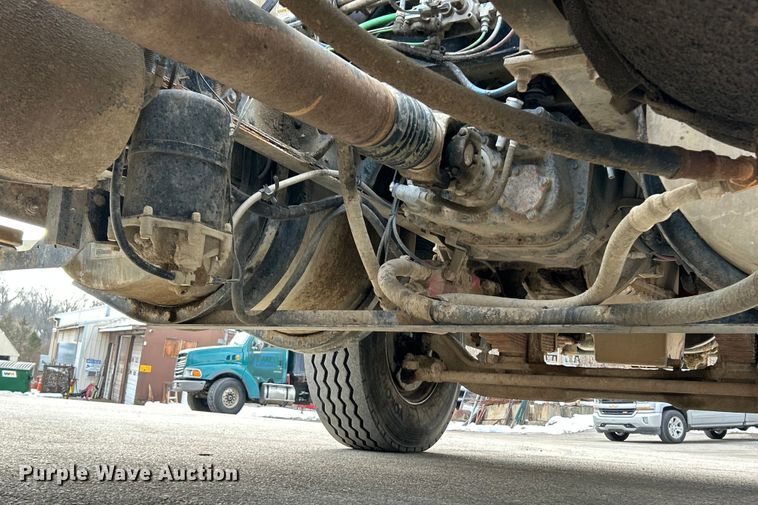 image for item ET6941 2000 Sterling L9500 semi truck