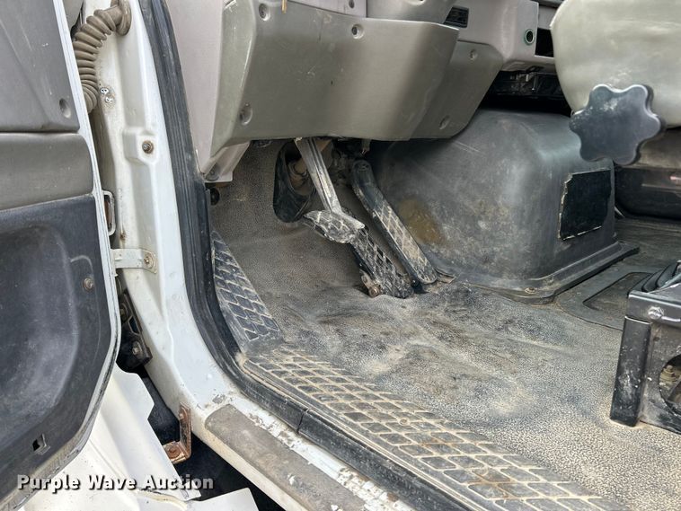 image for item ET6941 2000 Sterling L9500 semi truck