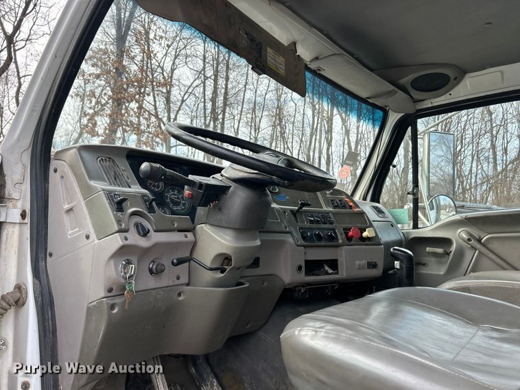 image for item ET6941 2000 Sterling L9500 semi truck