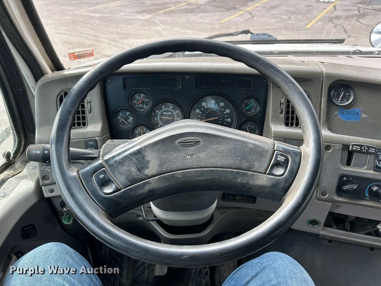 image for item ET6941 2000 Sterling L9500 semi truck