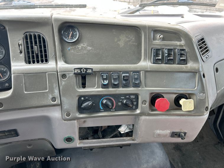 image for item ET6941 2000 Sterling L9500 semi truck