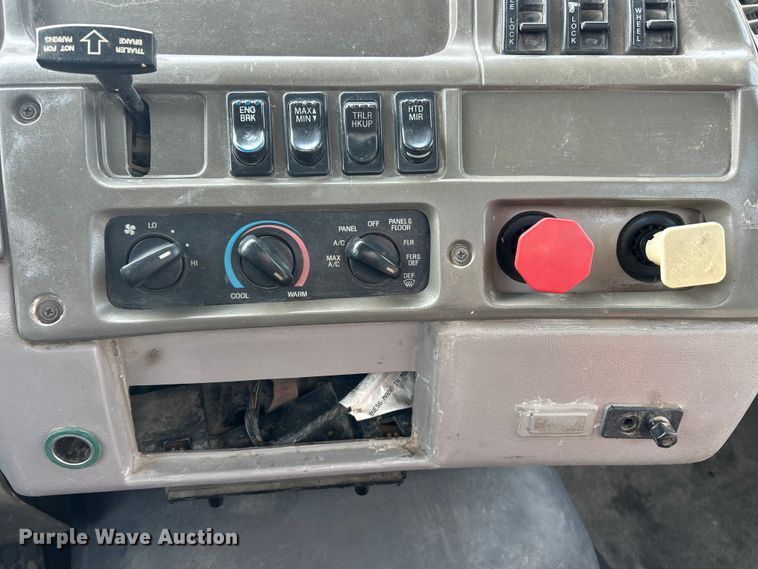 image for item ET6941 2000 Sterling L9500 semi truck